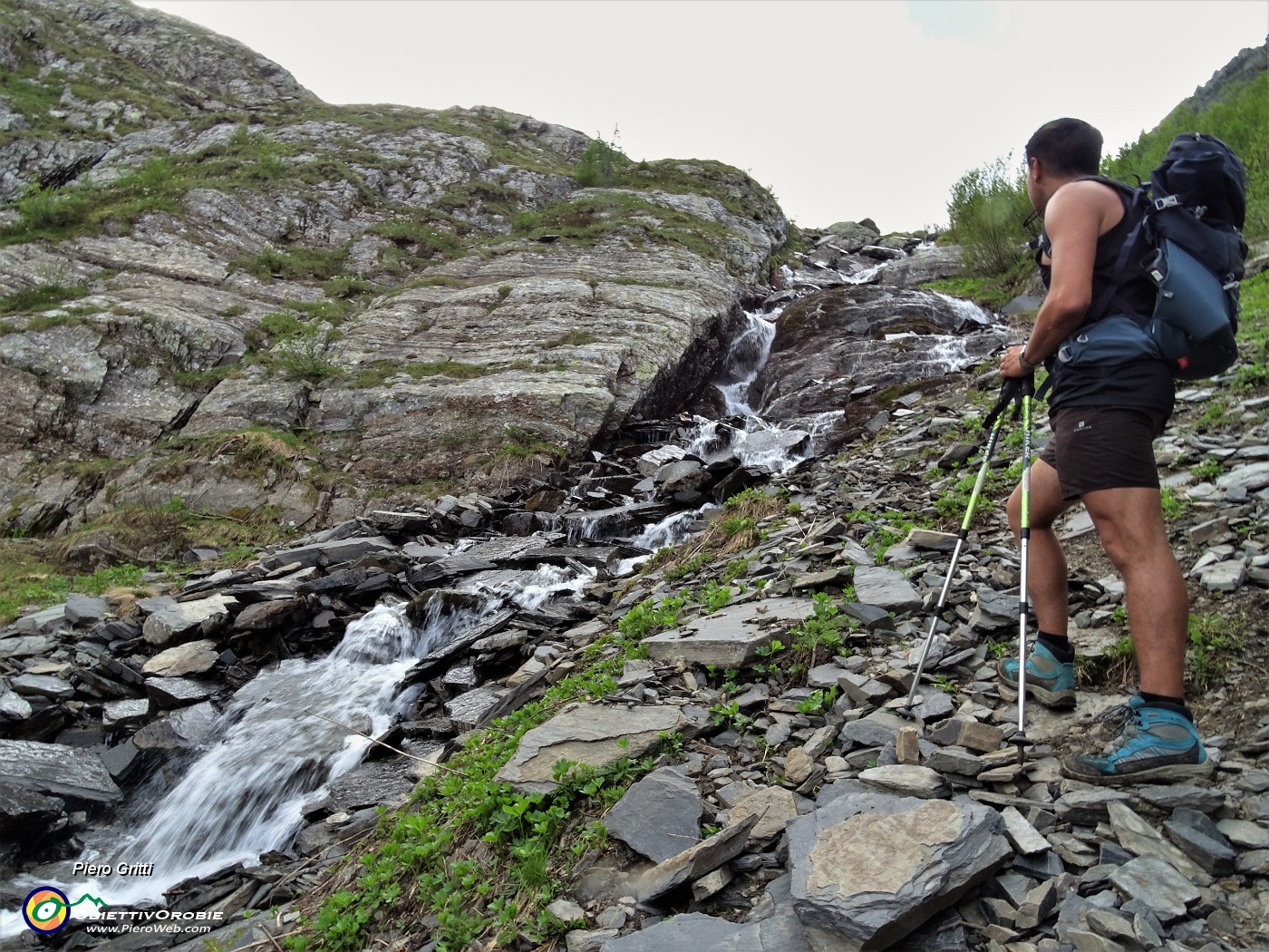 22 Per superare la cascata, la bypassiamo a dx nel boschetto.JPG